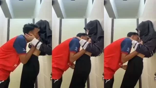 Jilbab Hitam Sepong Liar di Tempat Umum